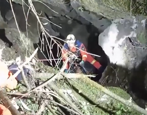 【新聞直播間】村民深山墜洞 消防緊急營救