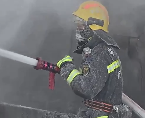 【新華社】零下42℃滅火救援后 他們身披“冰甲”