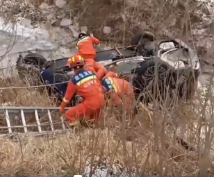 【新聞直播間】山東濟(jì)南雪天路滑致多起交通事故 消防緊急救援