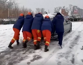 【新聞直播間】雨雪天交通事故頻發(fā) 消防緊急救援除險