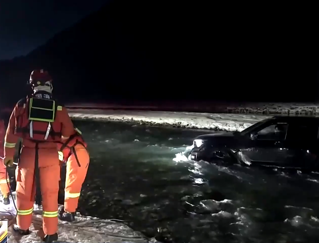 【新聞直播間】新疆沙灣一車輛不慎駛?cè)牒又?公安消防接力救援