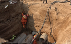 生死營(yíng)救！工地塌方一名工人被埋地下管道