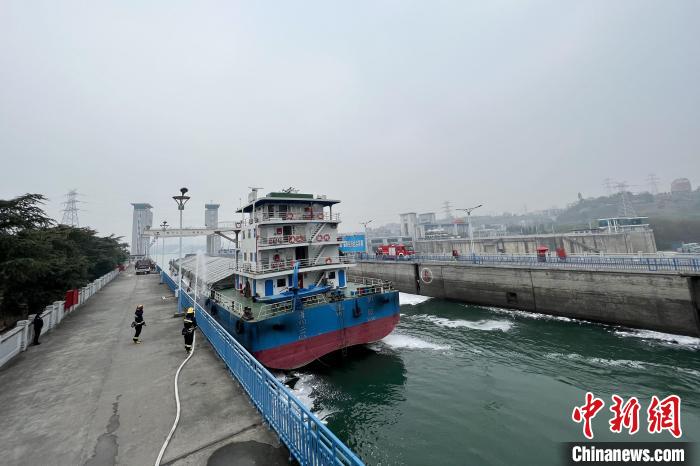 【中國新聞網】葛洲壩船閘舉行消防應急救援實戰(zhàn)演練