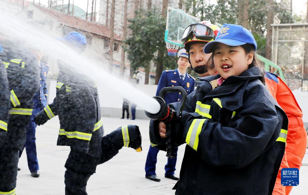 【新華社】上海:“小小消防志愿者”服務(wù)隊(duì)成立