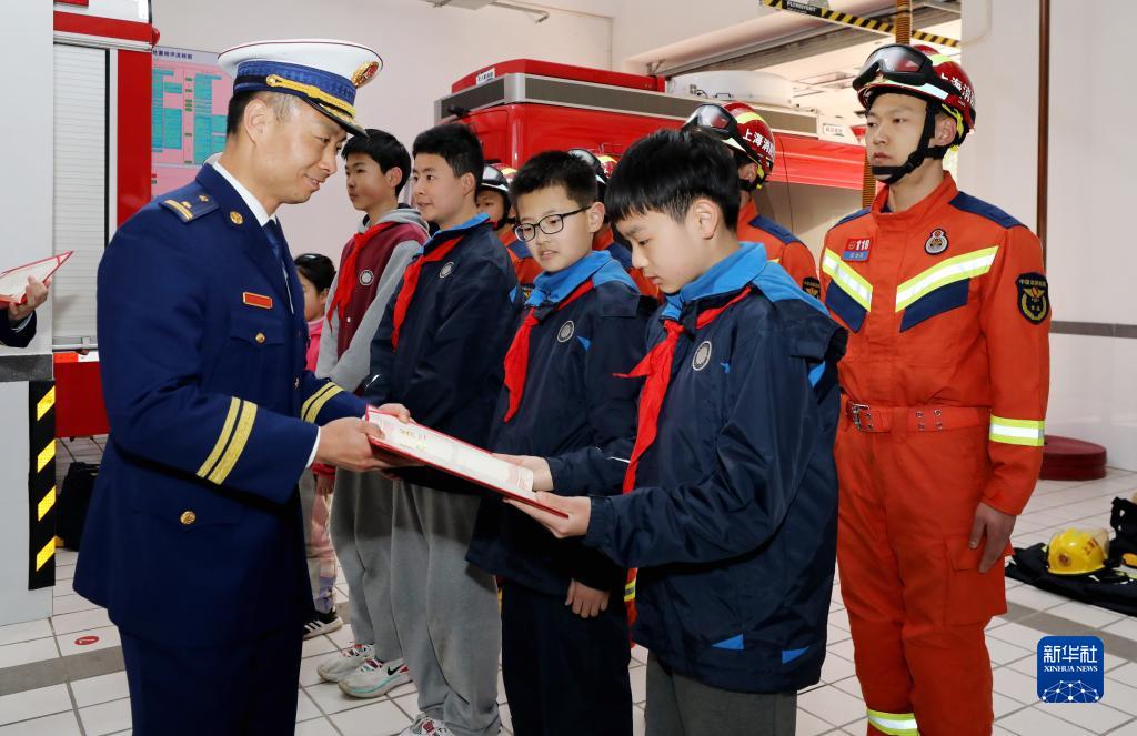 【新華社】上海:“小小消防志愿者”服務(wù)隊(duì)成立