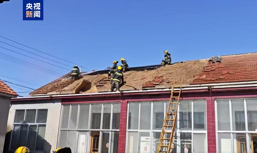 【央視新聞】致敬！零下15℃ 消防員滅火后“戰(zhàn)服”凍出冰鎧甲