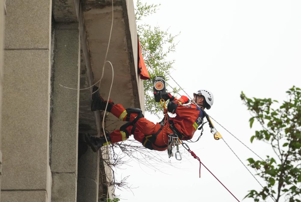 【新華社】山東舉行地震災(zāi)害救援跨區(qū)域?qū)崙?zhàn)拉動(dòng)演練