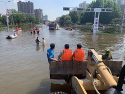 [中央廣播電臺] 新鄉(xiāng)衛(wèi)輝受災(zāi)嚴重，各地志愿者不斷馳援幫助轉(zhuǎn)移被困群眾