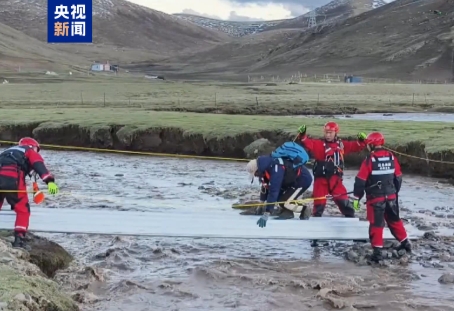 【央視新聞】青海果洛22人遭遇山洪圍困  消防架梯救援