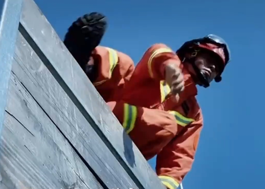 用消防員的方式打開亞運(yùn)助威歌曲《登場(chǎng)》