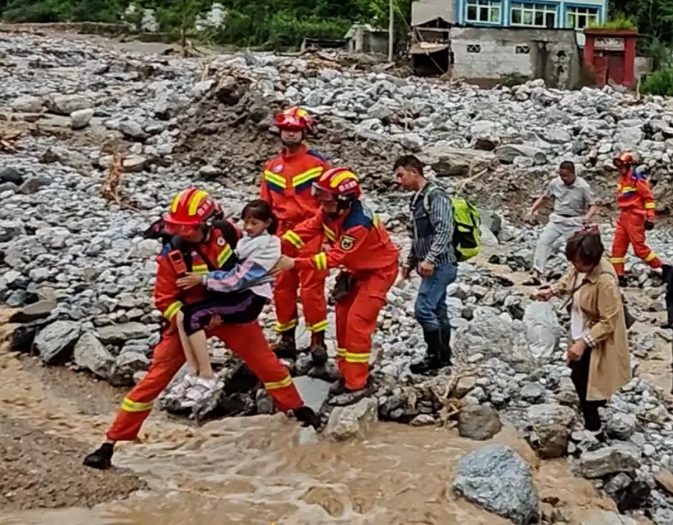海報(bào)組圖｜人民至上！生命至上！直擊漢源縣山洪災(zāi)害救援一線