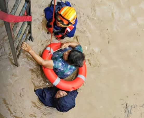 洪水中的生命托舉