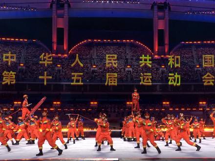 百名消防員十五運(yùn)開幕式上“橙”意熱舞